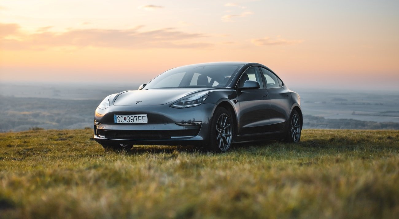Tesla Model 3 emite 65% menos poluentes que Mercedes-Benz Classe C, segundo estudo.