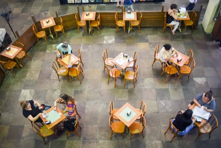 Bares e restaurantes precisam manter distanciamento entre as mesas