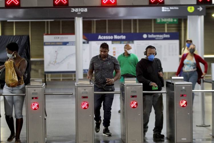 Transporte público é um dos locais mais propensos a contaminações pelo novo coronavírus