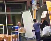 Vídeo flagra funcionário dos Correios arremessando encomendas