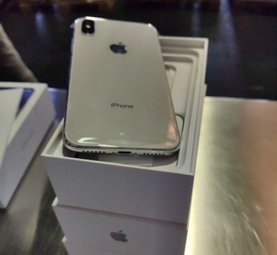 O iPhone X 64 GB é um dos itens em leilão.