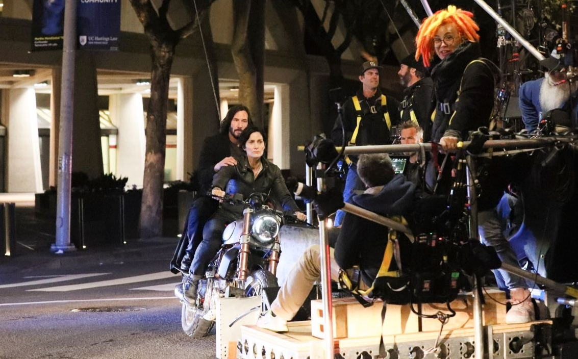 Lana Wachowski dirigindo uma sequência de ação com Keanu Reeves e Carrie-Anne Moss em 'Matrix 4'
