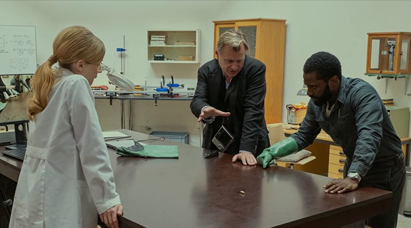 Christopher Nolan, John David Washington e Clémence Poésy em 'Tenet'