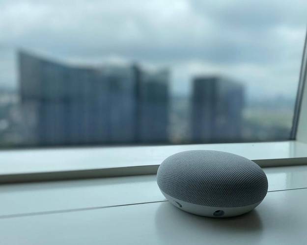 Os smart speakers não devem ficar perto de janelas.