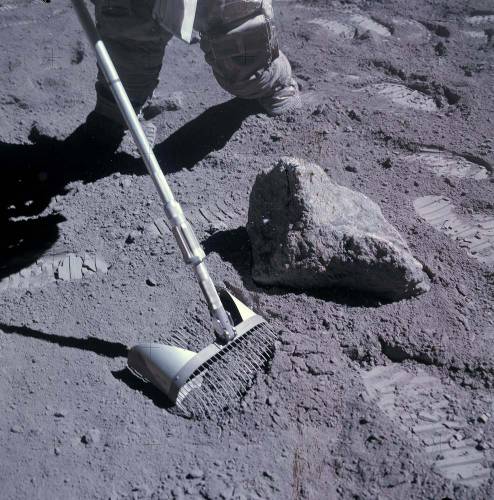 Amostras do regolito lunar foram trazidas pelas missões Apolo (na foto, o astronauta John Young recolhe a poeira lunar).