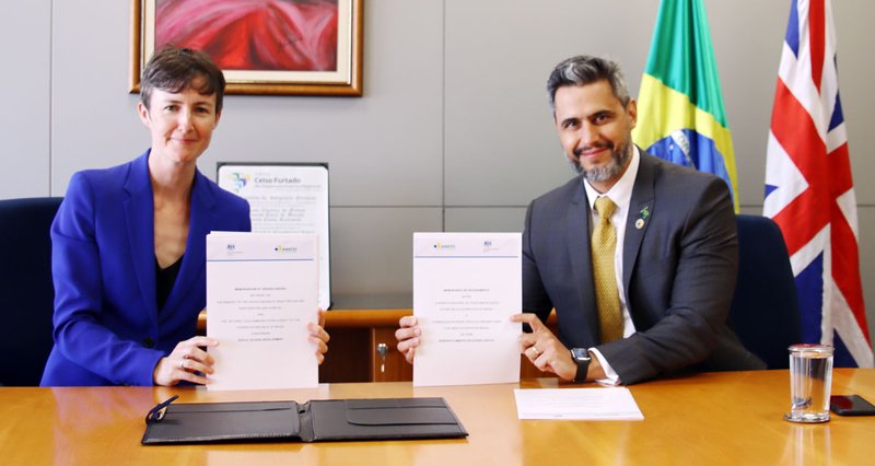 Liz Davidson e Leonardo de Morais, durante a cerimônia de assinatura do Memorando de Entendimento.