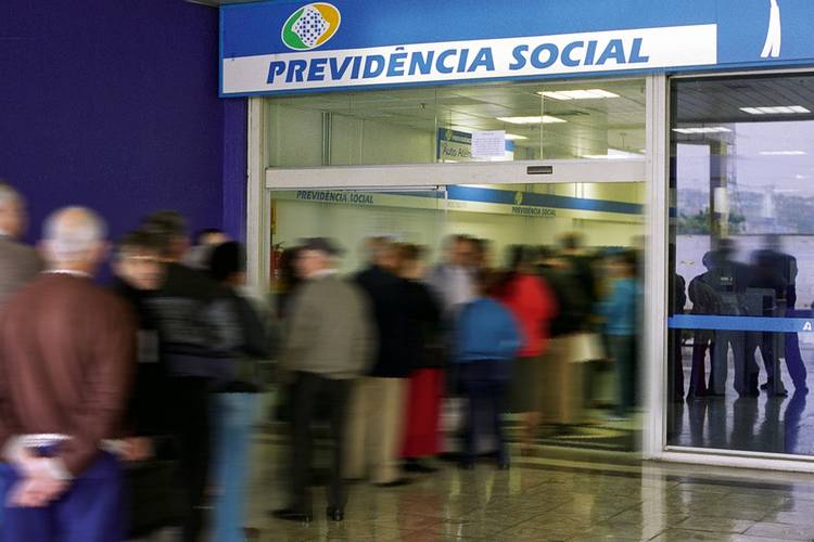 O INSS pede aos segurados que cheguem apenas perto do horário agendado.