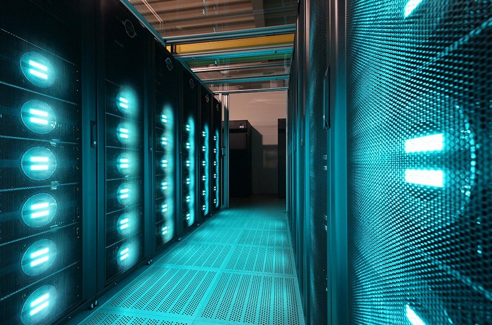 O Mistral, supercomputador alemão que necessita de resfriamento contínuo, roda experimentos complexos com modelos numéricos do sistema climático.