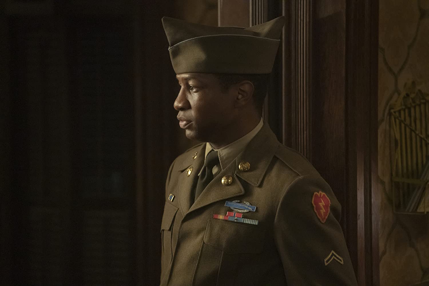 Na série Lovecraft Country, Jonathan Majors interpreta Atticus Freeman.