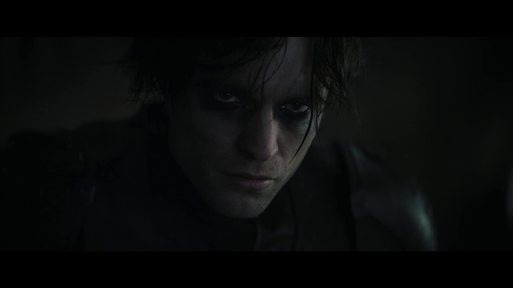Robert Pattinson como Batman/Bruce Wayne.