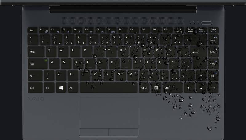 Tanto a linha FE14, quanto a FE15, possuem teclados com resistência à água