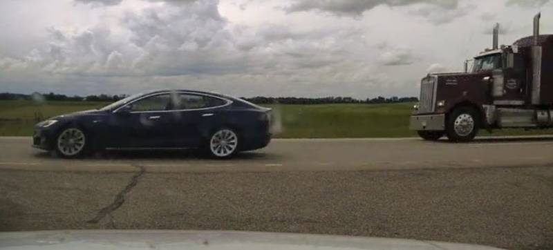 Um registro da viatura mostra o carro sem sinal do motorista ao volante.