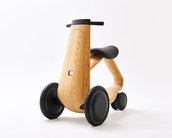 Scooter elétrica feita em madeira é ideal para idosos