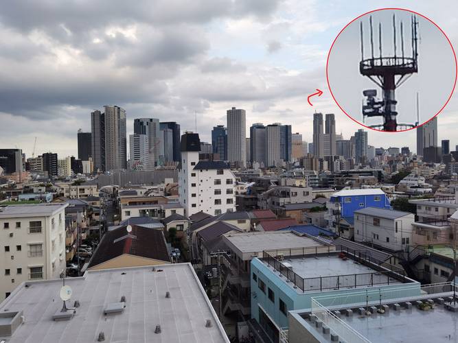 Graças ao zoom aprimorado, foto tirada com o P40 Pro Plus em plano aberto permite visualizar detalhes de antena em um prédio