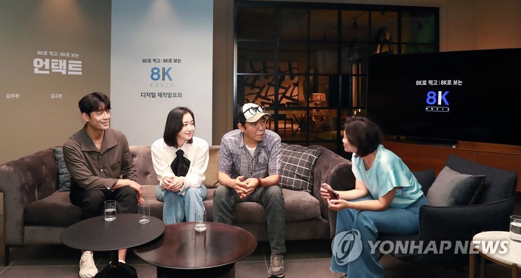 Kim Ju-hun (à esquerda), Kim Go-eun (no meio) e o diretor Kim Jee-woon, durante entrevista.