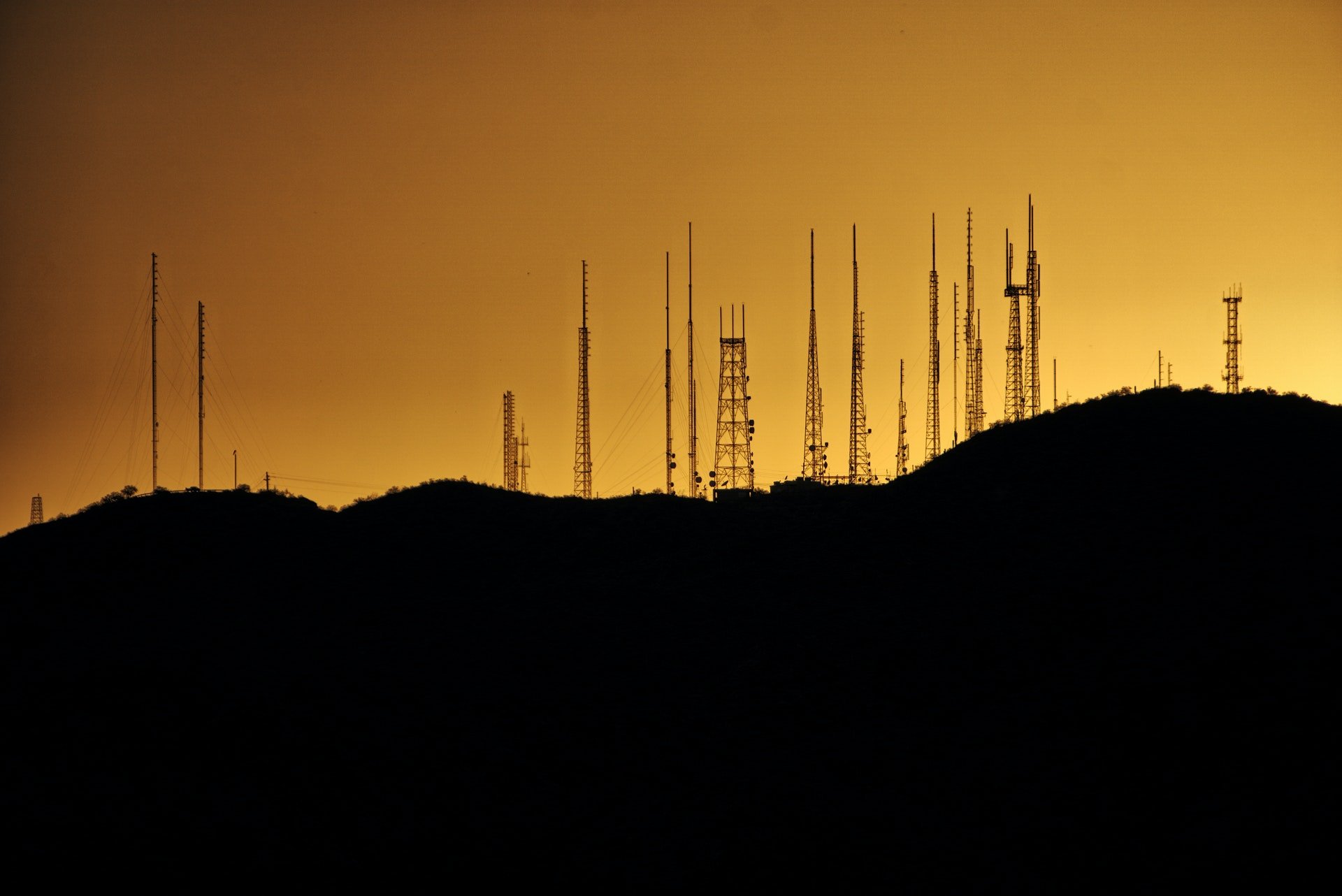 Torres de celular em colina dos Estados Unidos. (Fonte: Pexels)