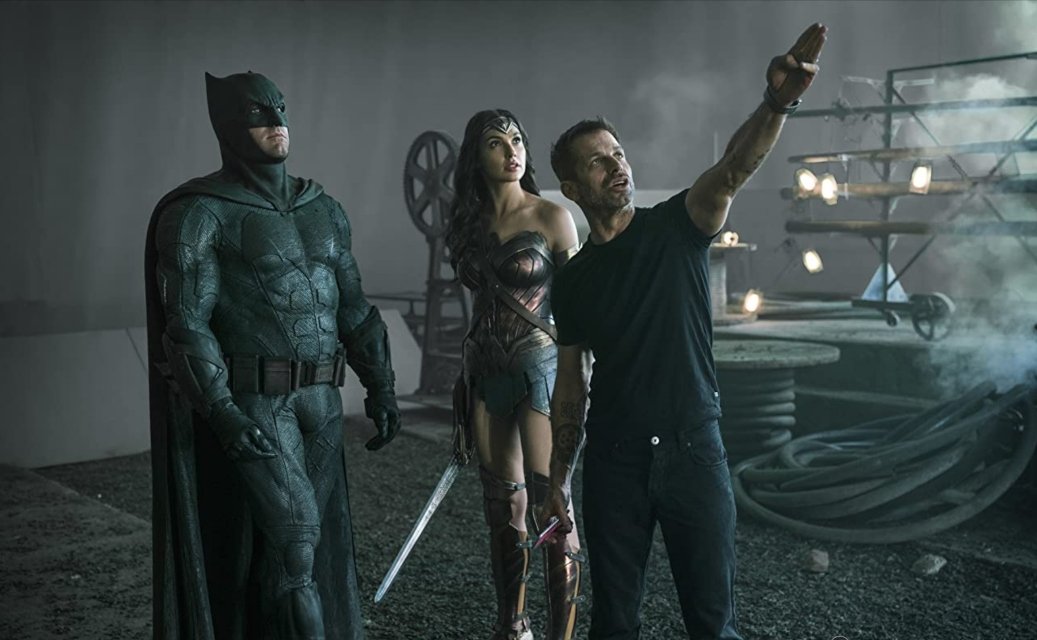 Zack Snyder com Ben Affleck e Gal Gadot nos bastidores de liga da Justiça