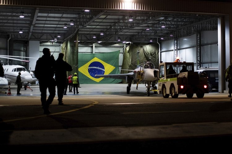 Gripen F-39E no hangar em Santa Carina. (Fonte: Saab / Divulgação)