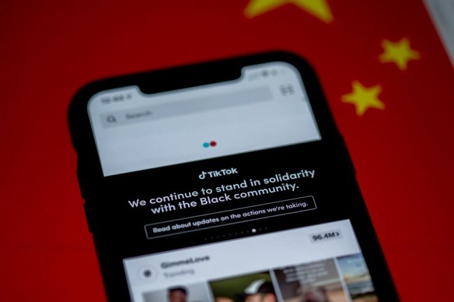 Segundo Trump, o TikTok repassa dados dos usuários para o governo chinês.