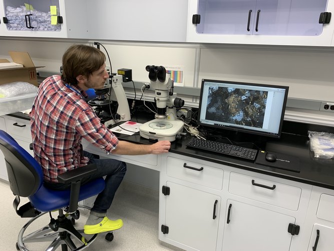 Pesquisador Wayne Buckley trabalhando no laboratório da NASA (Fonte: NASA/Divulgação)