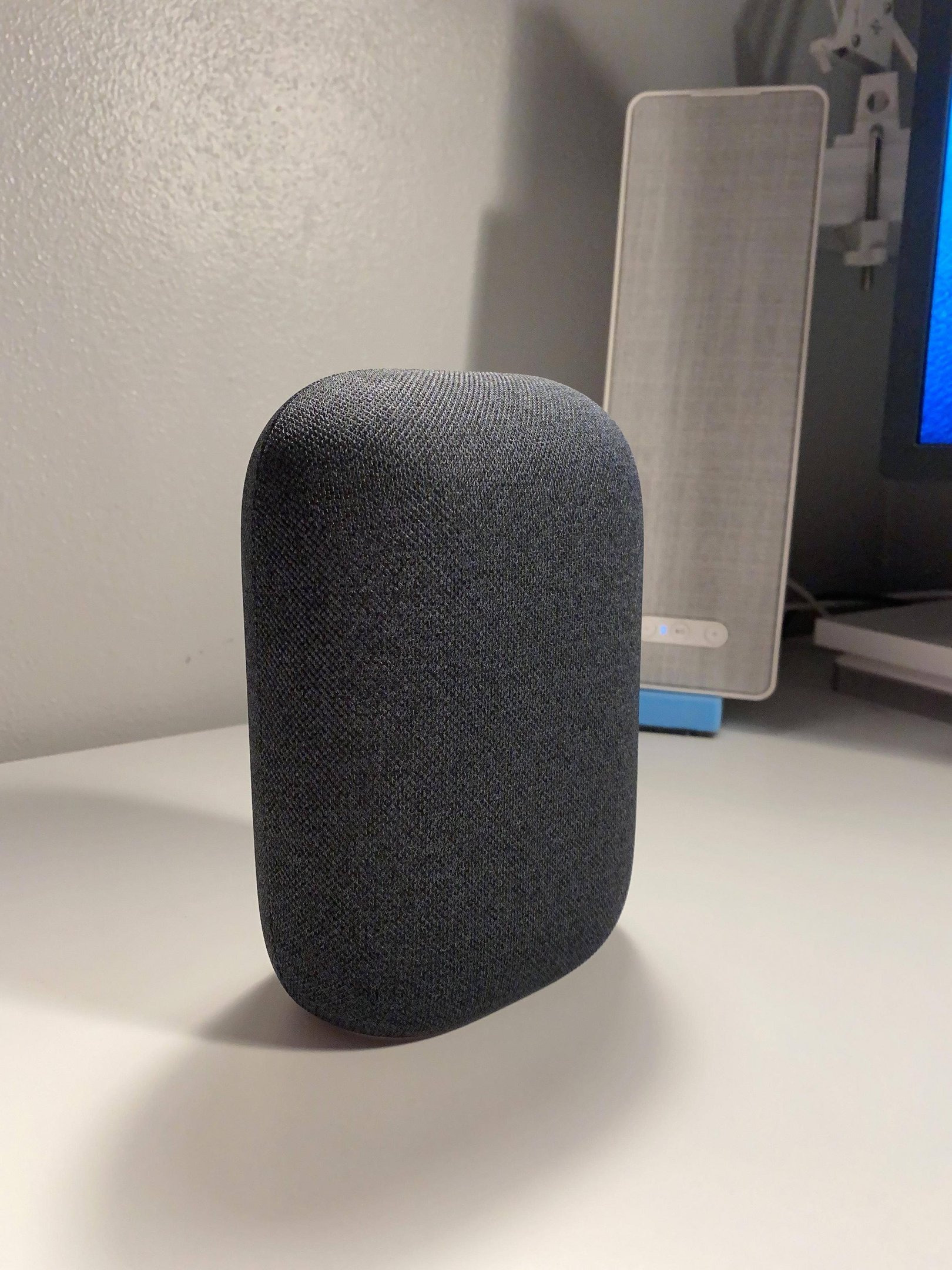 Google Nest Audio é bastante compacto. (Fonte: throwGNestAudio via Reddit / Reprodução)