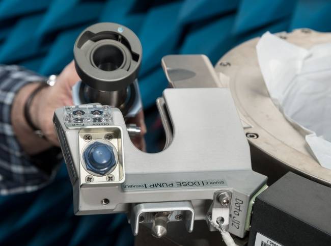 O equipamento utiliza fluxo de ar para levar a urina e as fezes até os recipientes adequados.