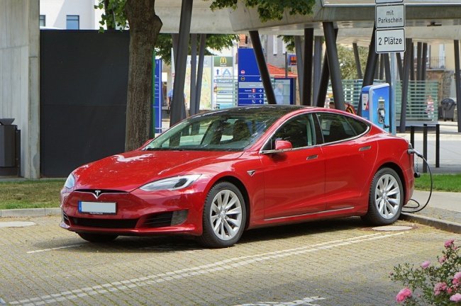 As baterias dos carros da Tesla são produzidas pela própria LG Chem, Panasonic e CATL.