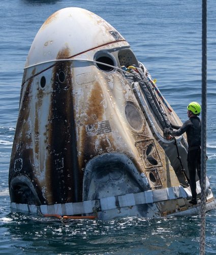 O escudo térmico protege a Crew Dragon durante a reentrada.