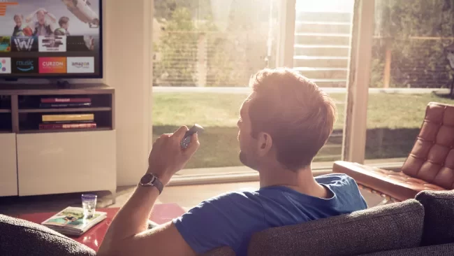 Além de controlar a TV, a assistente de voz pode interagir com outros dispositivos da casa.