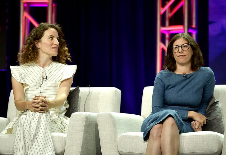 Liz Flahive, à direita, e Carly Mensch. (Fonte: Matt Winkelmeyer/Getty Images/Reprodução)