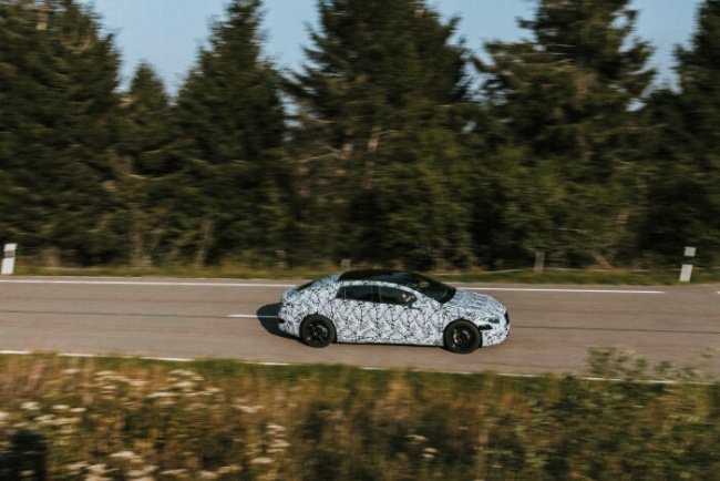 Protótipos camuflados dos novos elétricos da Mercedes já estão circulando por aí.