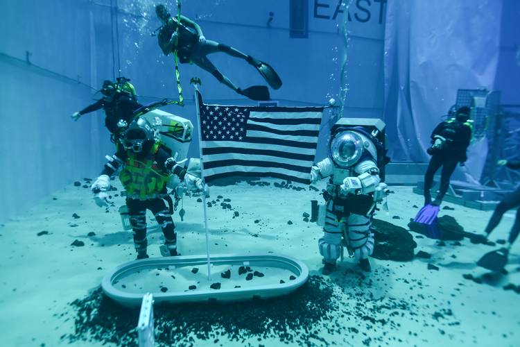 Testes são realizados em uma piscina gigantesca.
