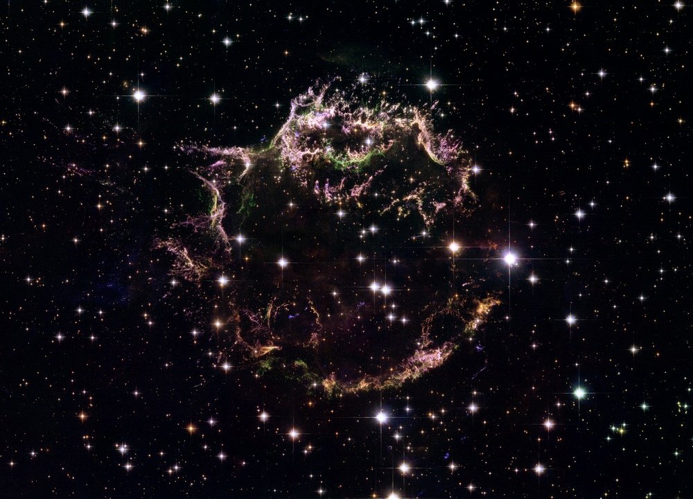 Cas A é o que restou da supernova que explodiu por volta de 1680 (tempo da Terra).