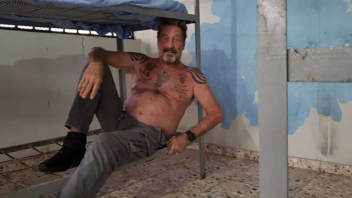 Tuíte de McAfee da prisão em Belize em 2012 (Fonte: John McAfee/Twitter/Reprodução)