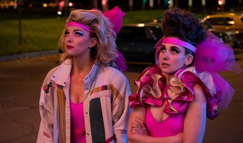 Elenco de GLOW se despede da série, mas pede por filme para fechar saga