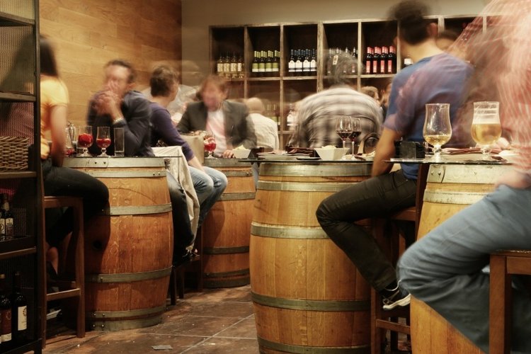 Bares e restaurantes são lugares propensos à propagação do novo coronavírus
