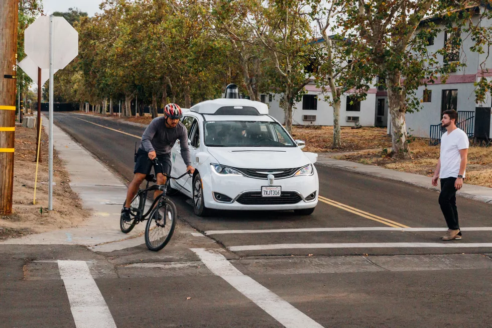 Minivan autônoma "Pacifica", da Waymo, em operação. (Fonte: Waymo via CNET / Reprodução)