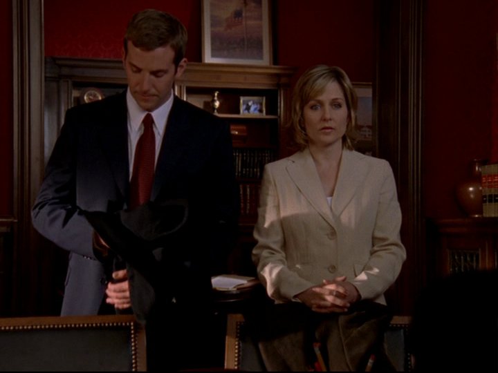 Amy Carlson, à direita, no papel de Kelly Geffney, em Law and Order: Trial By Jury. (Fonte: CBS/Reprodução)