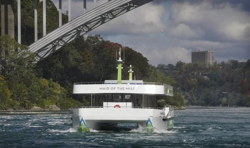 Balsa turística totalmente elétrica, que trafega em torno das Cataratas do Niágara.