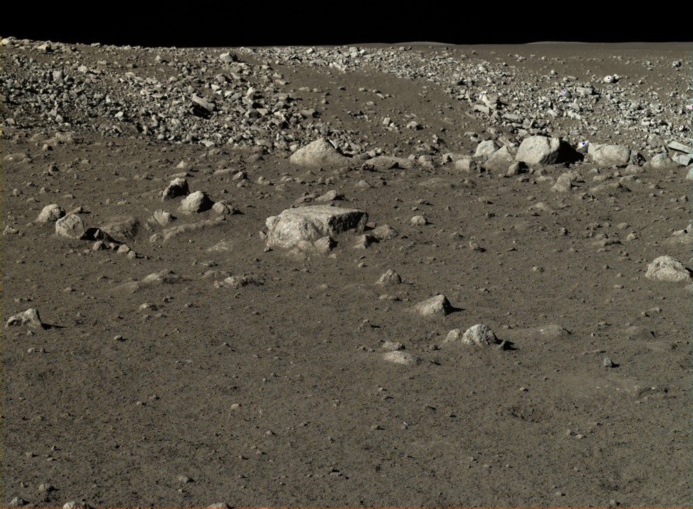 Imagens feitas com a câmera de visão panorâmica do rover Yutu (missão Chang'e 3), do programa espacial chinês, mostram a superfície da Lua.