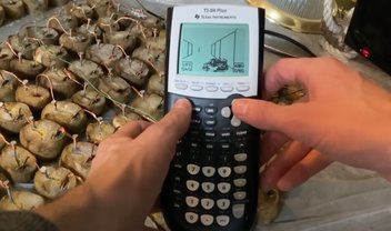 Youtuber roda DOOM em calculadora usando apenas energia de batatas