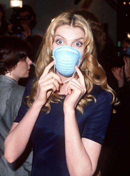 Rene Russo lembrando da importância de usar máscara na premiere de 'Epidemia'