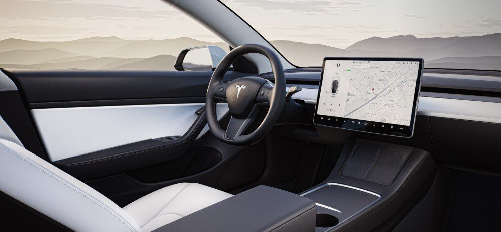A versão 2021 do Model 3 ganhou um console repaginado e aquecimento no volante.
