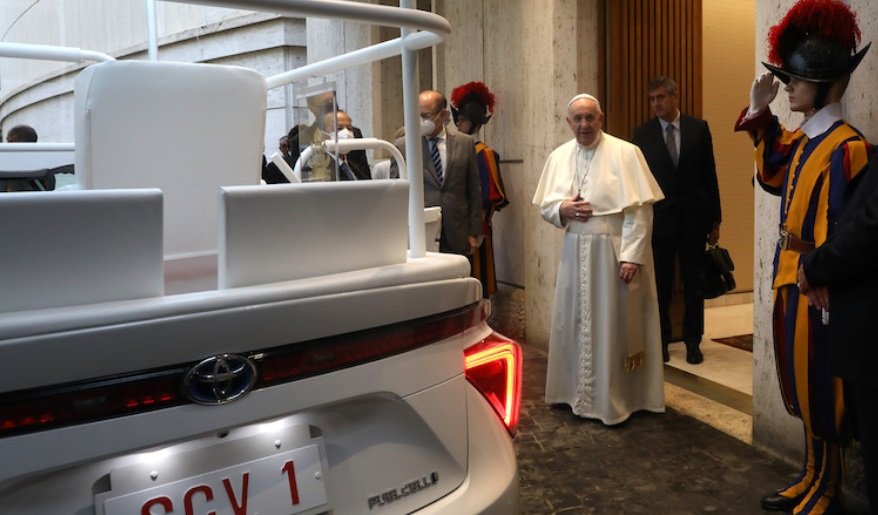 O papa Francisco recebeu o veículo no Vaticano em uma cerimônia oficial.