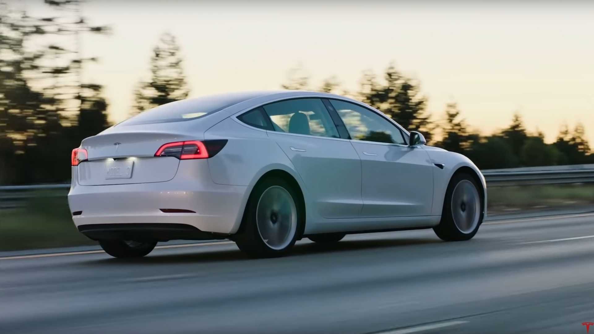 Tesla Model 3 fabricado na China chega ao mercado europeu.