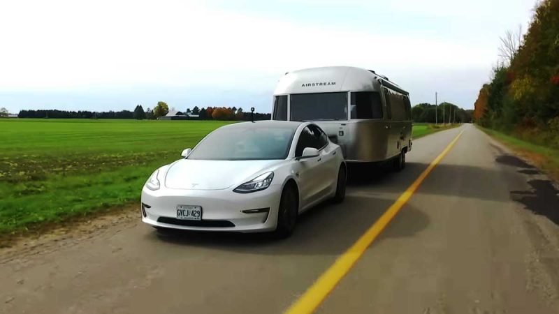 O Long Range Model 3 oficialmente é capaz de puxar menos de mil quilos, mas levou bem um trailer de 2,7 toneladas.