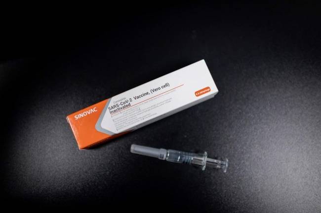 A CoronaVac está na última fase do ensaio clínico, que tem 13 mil voluntários no Brasil.