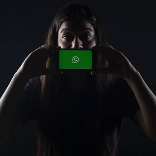 Imagem de Vacina covid-19: homens acreditam mais em notícias enviadas no WhatsApp