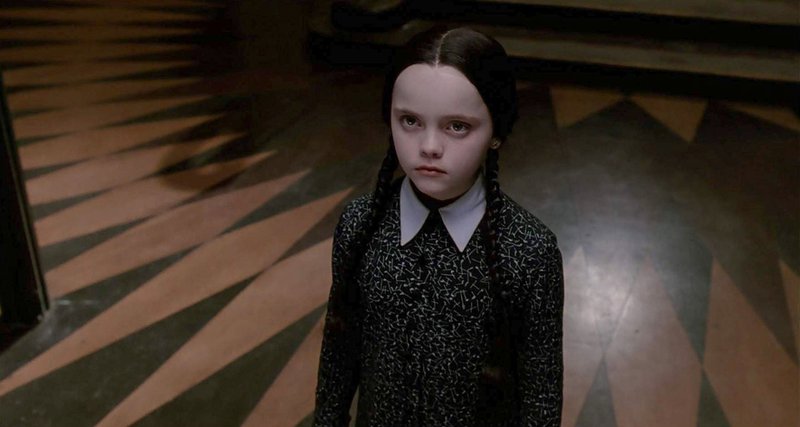 A atriz Christina Ricci no papel de Wandinha Addams. (Fonte: MGM/Reprodução)