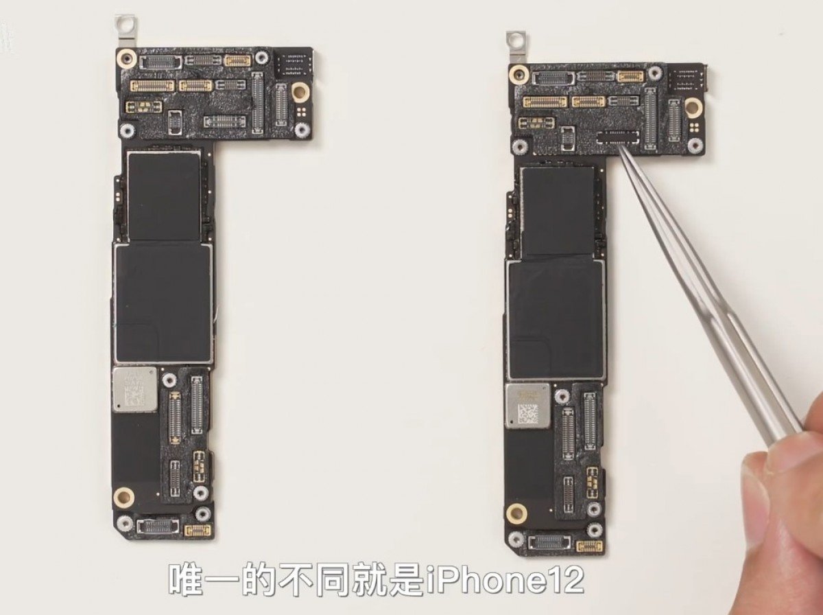 Na esquerda, a placa lógica do modelo base; à direita, o componente da versão Pro. (Fonte: BiliBili, GSM Arena / Reprodução)